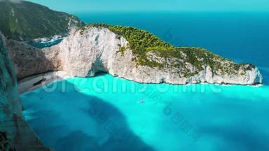 世界著名的纳瓦吉奥海滩，Zakynthos，希腊。 青绿色<strong>海水</strong>在白色沙滩上<strong>翻滚</strong>